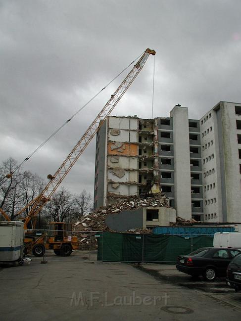 Abriss Hochaus Koeln Vingst 10.jpg